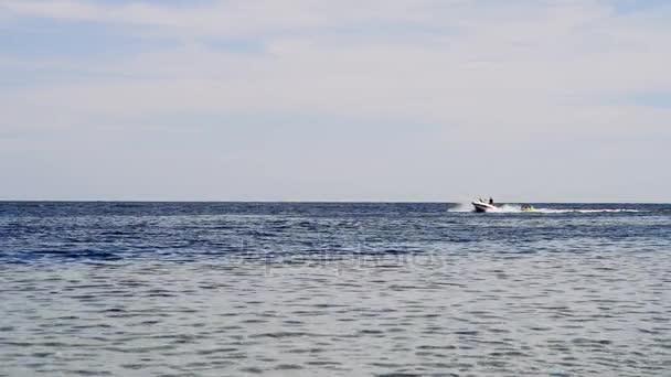 Катание на лодке по морю людей. спортивная лодка в море на вечерней прогулке . — стоковое видео