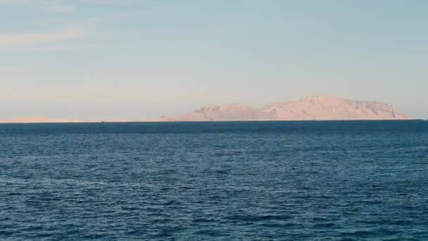 magnifique paysage nocturne de mer et de montagnes. Vue du soir sur la mer rouge  