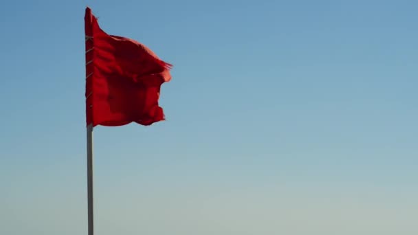 海で赤い旗。遊泳は禁止します。 — ストック動画