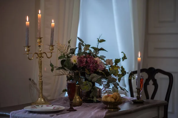 Kerzen auf dem Tisch Nahaufnahme. Hintergrund der Kerzen — Stockfoto