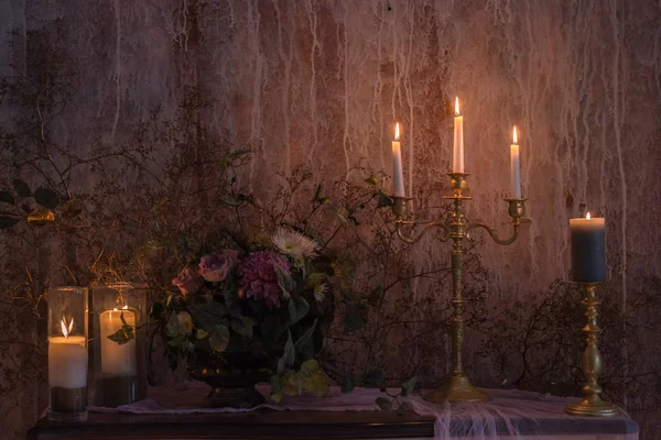 Kerzen auf dem Tisch Nahaufnahme. Hintergrund der Kerzen — Stockfoto