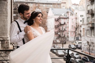 Gelin ve damat balkonda kucaklamak.