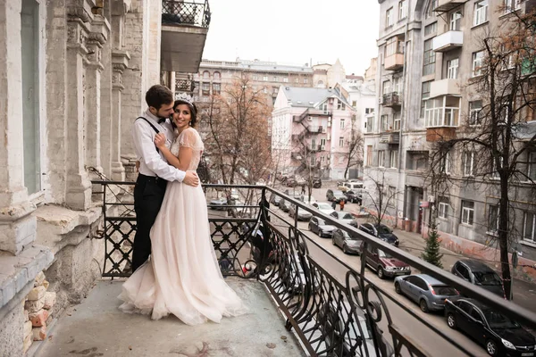 Los novios se abrazan en el balcón . — Foto de Stock