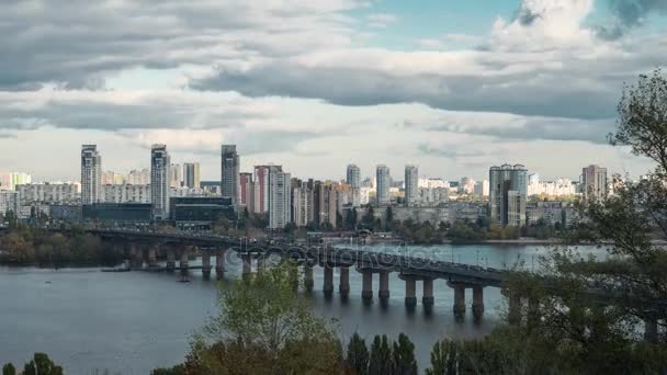 Imágenes del lapso de tiempo del tráfico de la ciudad del día en el puente — Vídeo de stock