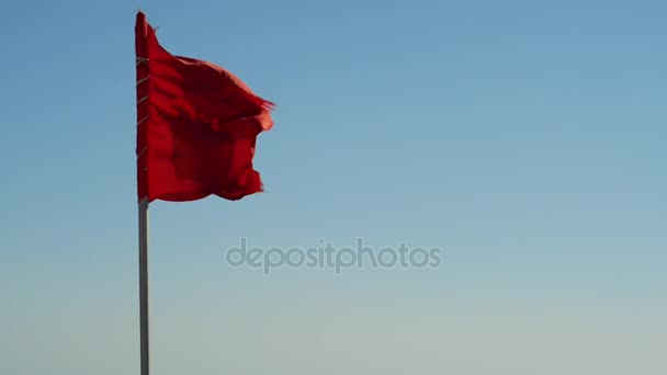 Bandera roja en el mar. Está prohibido nadar. — Vídeos de Stock