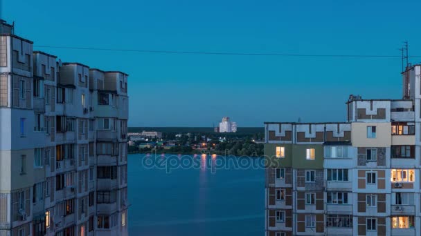 Timelapse. het uitzicht uit het raam. witte wolken op blauwe hemel. appartementengebouw in de buurt van het meer — Stockvideo