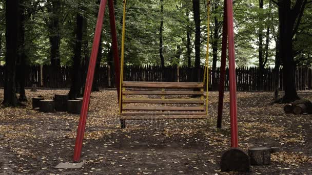 Leere Schaukeln auf Spielplatz — Stockvideo