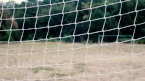 足球网。足球网格。查看通过足球网对面的门。农村足球场 — 图库视频影像