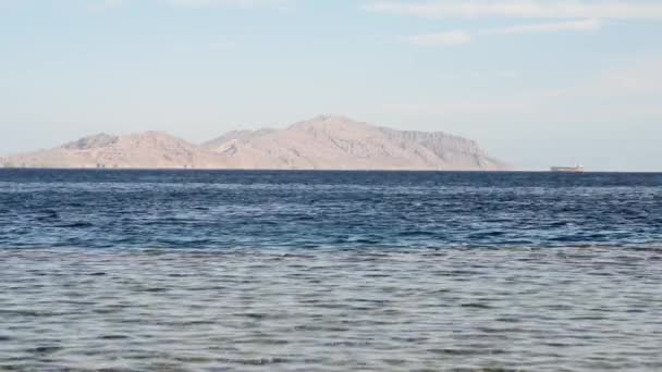 Barca in mare. nave in mare. bellissimo paesaggio serale di mare e montagna. Vista serale sul mare rosso — Video Stock