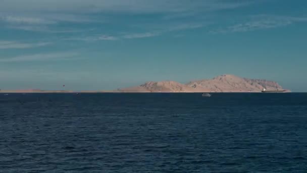 Bela paisagem noturna de mar e montanhas timelapse. Vista noturna do mar vermelho. barco no mar. navio no tempo do mar lapso 4K — Vídeo de Stock