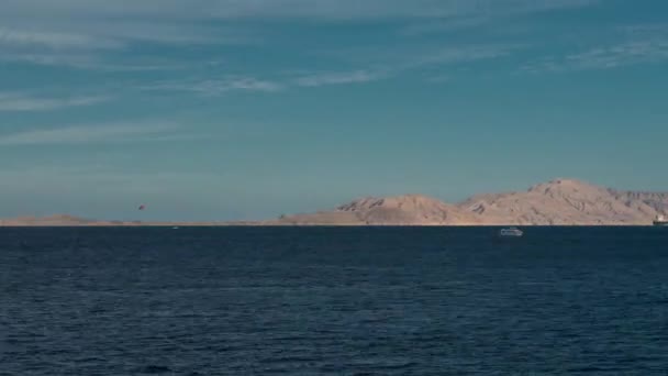 Mooie avond landschap van zee en bergen timelapse van links naar rechts. De weergave van de avond van de rode zee. boot in de zee. het schip in de zee time-lapse 4k — Stockvideo
