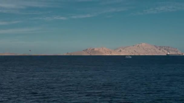 Mooie avond landschap van zee en bergen timelapse zoom in dynamiek. De weergave van de avond van de rode zee. boot in de zee. het schip in de zee time-lapse 4k — Stockvideo