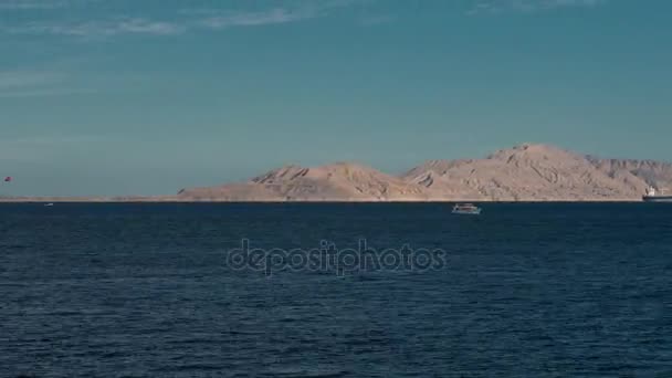 왼쪽에서 오른쪽으로 바다와 산 timelapse의 아름 다운 저녁 풍경. 홍 해의 저녁 보기입니다. 바다에 보트. 바다 시간 경과 4 k에서 배 — 비디오
