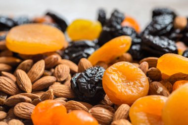 Kuru erik, Kuru Kayısı, Kuru mandalina ve hafif ahşap zemin badem