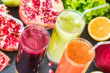 farklı taze meyve suyu üç bardak. Gri arka plan üzerinde pancar, havuç ve kivi meyve suları