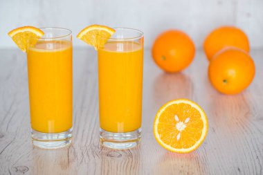 hafif ahşap arka plan, bardaklarda portakal suyu