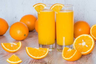 hafif ahşap arka plan, bardaklarda portakal suyu