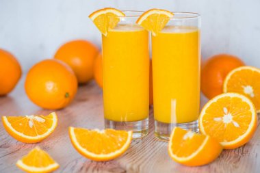 hafif ahşap arka plan, bardaklarda portakal suyu