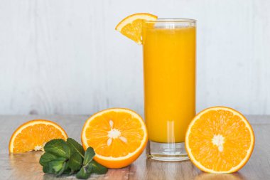 Gözlüklü hafif ahşap arka plan, nane ile portakal suyu