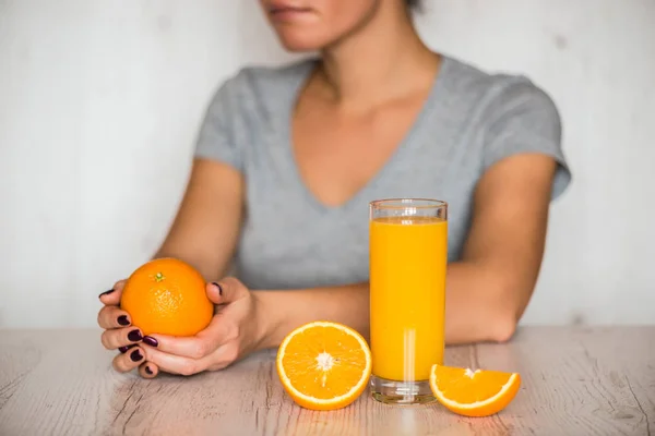 Bebida saludable, dieta, desintoxicación y el concepto de las personas - primer plano de la mujer con jugo de naranja en el vaso — Foto de Stock