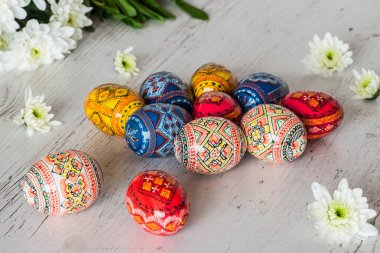 Paskalya Paskalya yumurtaları ve bahar çiçekleri hafif ahşap arka plan üzerinde arka plan