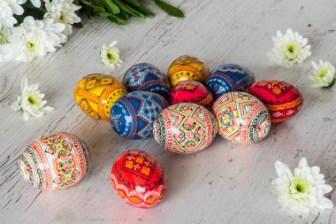 Paskalya Paskalya yumurtaları ve bahar çiçekleri hafif ahşap arka plan üzerinde arka plan