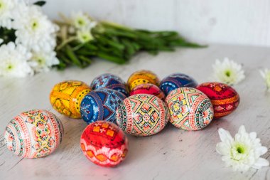 Paskalya Paskalya yumurtaları ve bahar çiçekleri hafif ahşap arka plan üzerinde arka plan