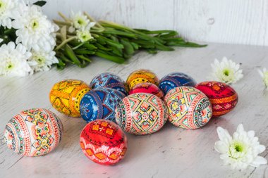 Paskalya Paskalya yumurtaları ve bahar çiçekleri hafif ahşap arka plan üzerinde arka plan