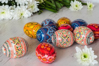 Paskalya Paskalya yumurtaları ve bahar çiçekleri hafif ahşap arka plan üzerinde arka plan