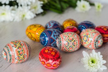 Paskalya Paskalya yumurtaları ve bahar çiçekleri hafif ahşap arka plan üzerinde arka plan