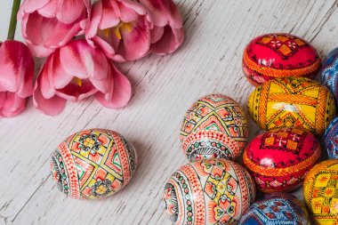 Paskalya Paskalya yumurtaları ve hafif ahşap zemin üzerine Pembe Lale arka plan