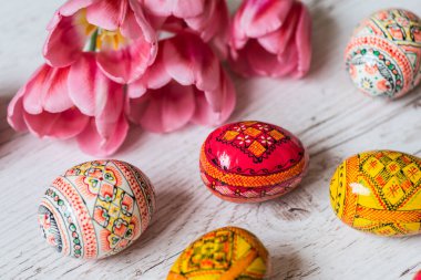 Paskalya Paskalya yumurtaları ve hafif ahşap zemin üzerine Pembe Lale arka plan