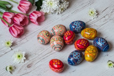 Paskalya Paskalya yumurtaları ve hafif ahşap zemin üzerine Pembe Lale arka plan