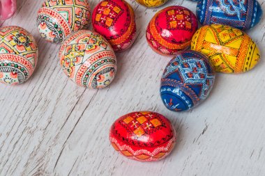 Paskalya yumurtaları hafif ahşap zemin üzerine