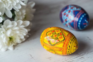 Paskalya Paskalya yumurtaları ve bahar çiçekleri hafif ahşap arka plan üzerinde arka plan