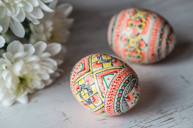 Paskalya Paskalya yumurtaları ve bahar çiçekleri hafif ahşap arka plan üzerinde arka plan