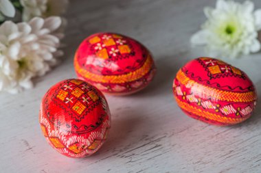 Paskalya Paskalya yumurtaları ve bahar çiçekleri hafif ahşap arka plan üzerinde arka plan