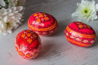 Paskalya Paskalya yumurtaları ve bahar çiçekleri hafif ahşap arka plan üzerinde arka plan