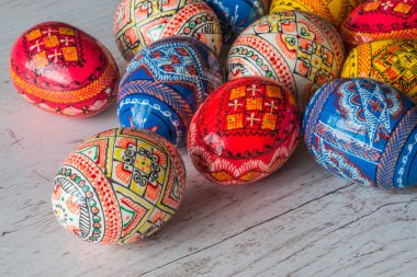 Paskalya yumurtaları hafif ahşap zemin üzerine