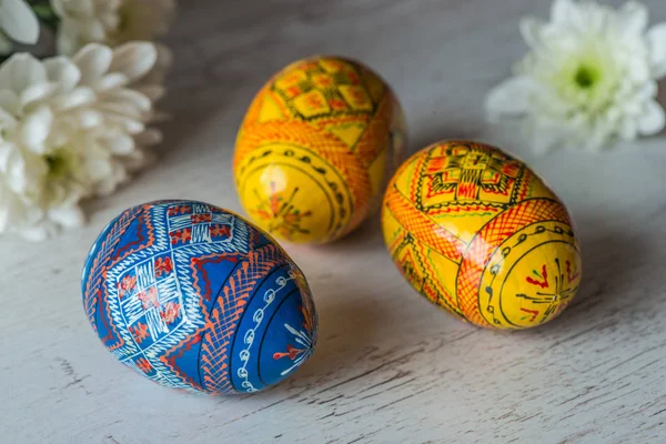 Paskalya Paskalya yumurtaları ve bahar çiçekleri hafif ahşap arka plan üzerinde arka plan