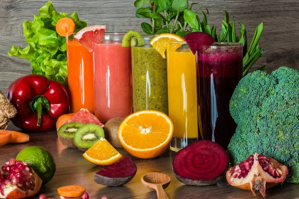 Detoks diyet. Sağlıklı beslenme. Farklı renkli taze meyve suları, sebze ve meyve
