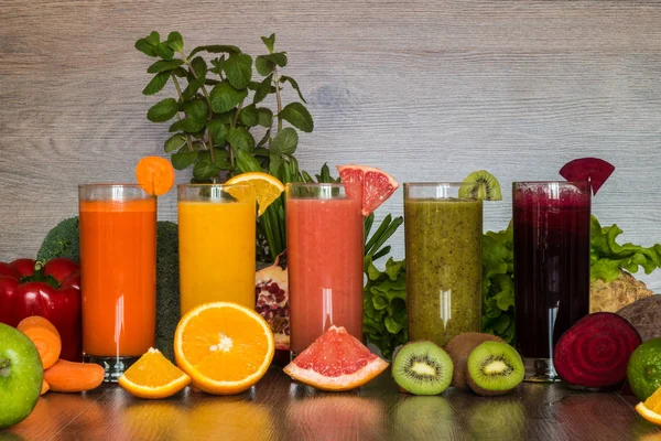 Детоксикаційна дієта. Здорове харчування. Різні барвисті свіжі соки, овочі та фрукти — стокове фото