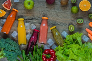 Detoks diyet. Sağlıklı beslenme. Farklı renkli taze meyve suları, sebze ve meyve