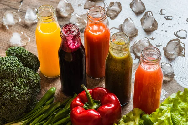 Detox-Diät. Gesunde Ernährung. verschiedene bunte frische Säfte, Gemüse und Früchte — Stockfoto