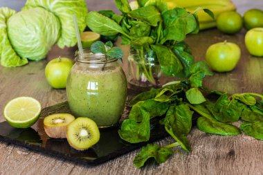 Detoks diyet. Meyve ve sebze ahşap koyu arka plan üzerinde Yeşil yüzlü