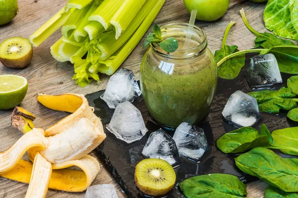 Detoxikační dietu. Zelené smoothie s ovocem a zeleninou na dřevěné tmavé pozadí — Stock fotografie