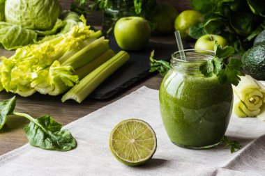 Detoks diyet. Ahşap arka plan üzerinde farklı sebzeli yeşil smoothie