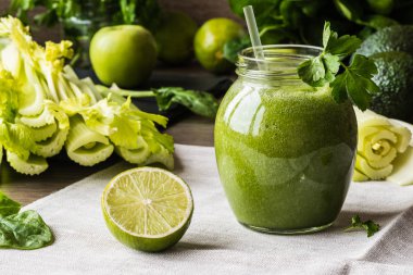 Detoks diyet. Ahşap arka plan üzerinde farklı sebzeli yeşil smoothie