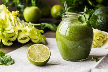Detoks diyet. Ahşap arka plan üzerinde farklı sebzeli yeşil smoothie
