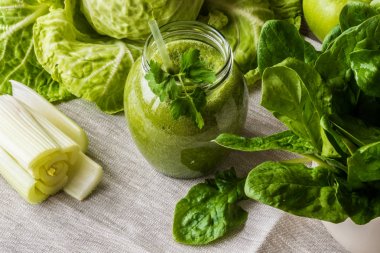 Detoks diyet. Ahşap arka plan üzerinde farklı sebzeli yeşil smoothie